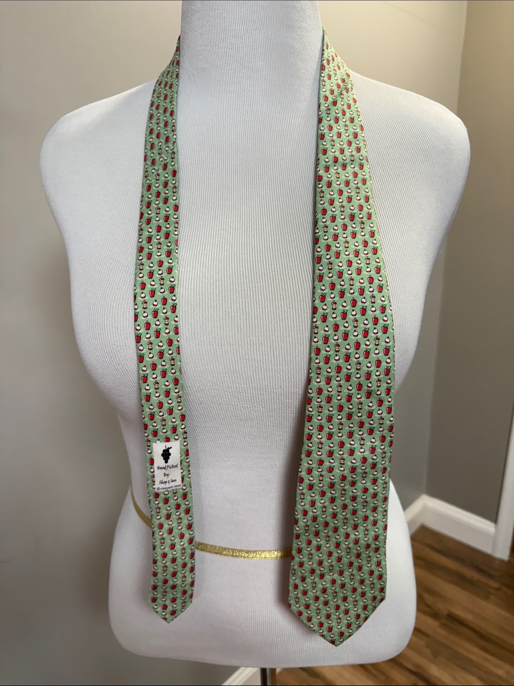 Vineyard Vines Green Bobbing for Apples Tie - Boys NWT